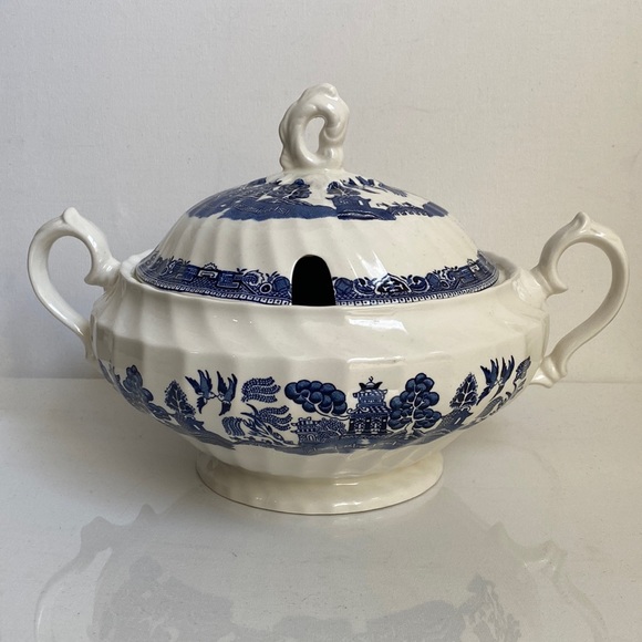 Rare Find! Blue Willow Soup Tureen Lid by Royal Wessex England